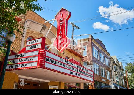 Altes rotes Indiana Theater-Schild am Außengebäude in Bloomington Stockfoto