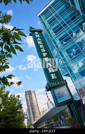 Shakespeare Theater Eingangsschild in Chicago auf einem gläsernen Gebäude mit Grün Stockfoto