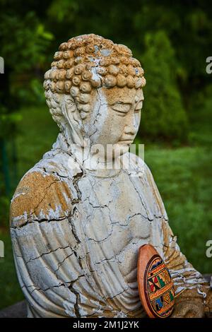 Details der Risse an der alten kleinen Buddha-Statue für Gebete und Meditation Stockfoto