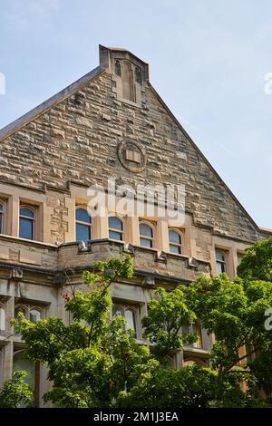 Details der Kalksteinarchitektur des Campus-Gebäudes in Bloomington Stockfoto