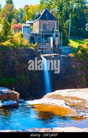 Wasserkraftwerk mit Wasserfall über den Klippen in New York Stockfoto