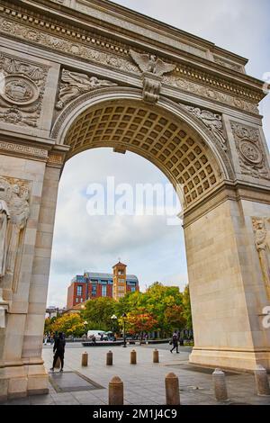New York City Washington Square Park Kalksteinbogen mit Blick auf den Herbstpark Stockfoto