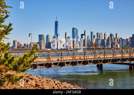 New York City Skyline von New Jersey an der Ellis Island Eingangsbrücke Stockfoto