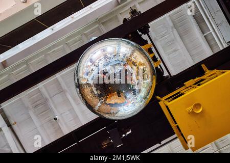 Riesige Discokugel hängt von der Decke im alten Gebäude Stockfoto