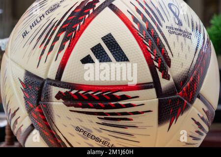 Nahaufnahme des adidas Al Hilm Balls, dem offiziellen Spielball, der im Halbfinale und Finale der FIFA Weltmeisterschaft 2022 in Katar verwendet wird. Stockfoto