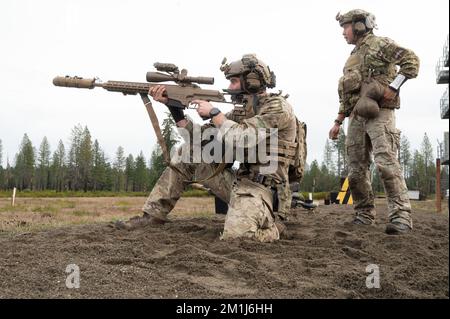 Ein Team von Green Berets von der 1. Special Forces Group (Airborne) greift Langstreckenziele während des Menton 2022 Best Sniper Competition auf der Joint Base Lewis-McChord, Washington, am 8. Dezember 2022 an. Der Wettbewerb besteht aus neun Teams, darunter ein Team des 4.. Bataillons der britischen Armee, Ranger Regiment. Während des Wettbewerbs werden bei Teamveranstaltungen präzise Schießübungen, bewegliche Ziele, scharfe Stängel und Stressschüsse bei Tageslicht und zu Stunden mit eingeschränkter Sicht durchgeführt. Während der Veranstaltung verwenden die Teilnehmer das M24 Sniper Weapon System, 5,56 M4 Carbine und 9mm Pistole. (USA Die Armee Stockfoto