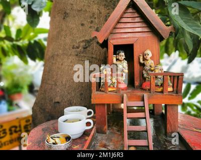 Kambodschanischer Schrein. Ein traditionelles Holzhaus für Gottesdienst und spirituellen Glauben. Buddhistische Religion und Kultur in Phnom Penh, Kambodscha. Stockfoto