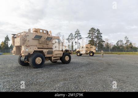 USA Soldaten der Task Force Orion, 27.. Infanterie-Brigade-Kampfteam, New York Army National Guard, führen Fahrerschulungs- und Wartungskontrollen an M1224 Minenschutzfahrzeugen der MaxxPro in Grafenwoehr, Deutschland, am 6. November 2022 durch. Die Task Force Orion wird zur Unterstützung der Mission der Joint Multinational Training Group – Ukraine nach Deutschland entsandt. (USA Geburtsdatum: 1958 Stockfoto