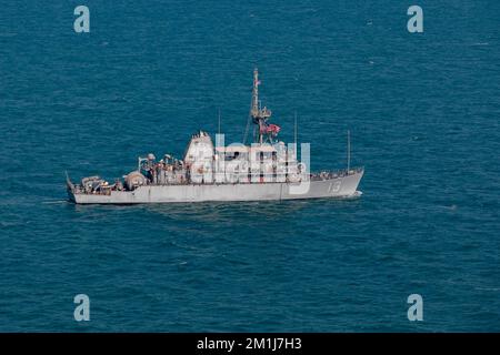 221211-A-NR779-1035 ARABISCHER GOLF (11. DEZEMBER 2022) USA Das Marineschiff USS Dextrous (MCM 13) ist im Arabischen Golf tätig, Dezember 11. Dextrous ist ein Abwehrschiff der Avenger-Klasse, das dazu dient, Minen von wichtigen Wasserstraßen zu befreien. (USA Armeefoto von SPC. Aaron Troutman) Stockfoto