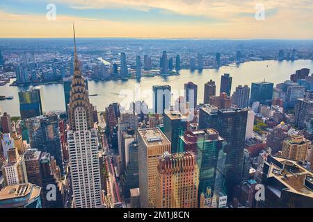 Wunderschöne Aussicht über New York City mit Blick auf die Stadt mit Wolkenkratzern Stockfoto