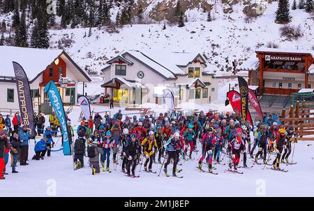 11. Dezember 2022: Skifahrer verlassen die Startschlange für eine anstrengende Bergfahrt, beginnend mit dem Tour de Basin SKIMOIndividual Race, A-Basin Skigebiet, Frisco, Colorado Stockfoto