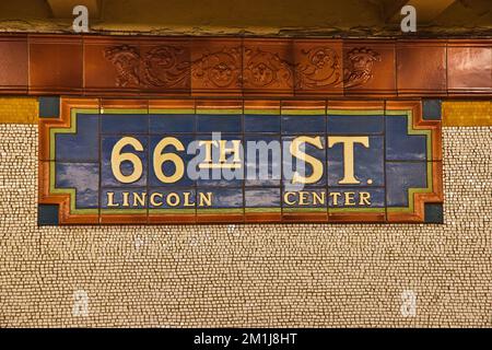 New York City Subway Mosaik Beschilderung 66. Street Lincoln Center Stockfoto