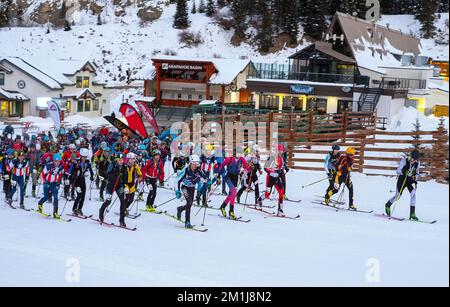 11. Dezember 2022: Skifahrer verlassen die Startlinie für eine anstrengende Bergsteigung, beginnend mit dem Tour de Basin SKIMO Individual Race, A-Basin Ski Area, Frisco, Colorado Stockfoto