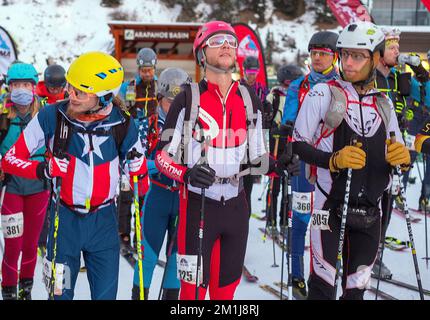 11. Dezember 2022: Ski-Mountaineering-Rennfahrer treffen sich vor der Tour de Basin SKIMO Individual Race, A-Basin Ski Area, Frisco, Colorado, an der Startlinie Stockfoto