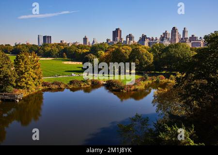 Teich im Central Park mit Stadt im Hintergrund New York City Stockfoto