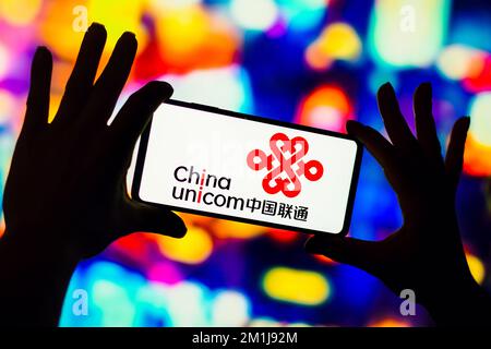 Brasilien. 12.. Dezember 2022. In dieser Fotoabbildung wird das Logo der China United Network Communications Group (China Unicom) auf dem Bildschirm eines mobilen Smartphones angezeigt. Kredit: SOPA Images Limited/Alamy Live News Stockfoto