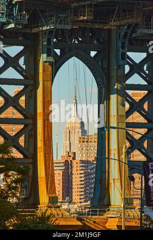 Blick auf das Empire State Building durch die Unterseite der Manhattan Bridge in Brooklyn New York City Stockfoto