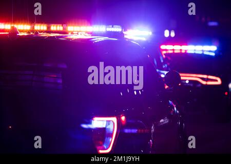 Detaillierte Ansicht der Polizeieinheiten am Unfallort bei Nacht. Stockfoto