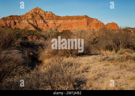 Capitol Peak und die damit verbundenen Felsformationen im Palo Duro State Park, Texas, gleich nach Sonnenaufgang Stockfoto