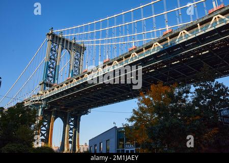 Blick auf die Manhattan Bridge in Brooklyn New York City mit blauem Himmel Stockfoto