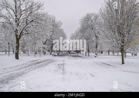 London, Großbritannien. 12.. Dezember 2022. Der Regent's Park ist mit Schnee bedeckt, während die Temperaturen in Großbritannien unter dem Gefrierpunkt lagen. Kredit: SOPA Images Limited/Alamy Live News Stockfoto