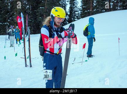 11. Dezember 2022: Samuel Wescott, Mitglied der US-Nationalmannschaft, trägt vor einem der vielen bergauf gelegenen Abschnitte des Tour de Basin Individual SKIMO Race, A-Basin Ski Area, Frisco, Colorado, Kletterhäute auf Stockfoto
