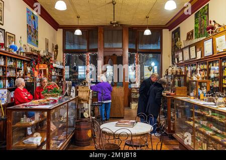 Oklahoma, DEZEMBER 10 2022 - Innenansicht des Oklahoma Frontier Drug Store Museum während des Guthrie Victorian Walk Stockfoto