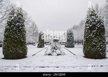 London, Großbritannien. 12.. Dezember 2022. Der Regent's Park ist mit Schnee bedeckt, während die Temperaturen in Großbritannien unter dem Gefrierpunkt lagen. (Foto: Vuk Valcic/SOPA Images/Sipa USA) Guthaben: SIPA USA/Alamy Live News Stockfoto