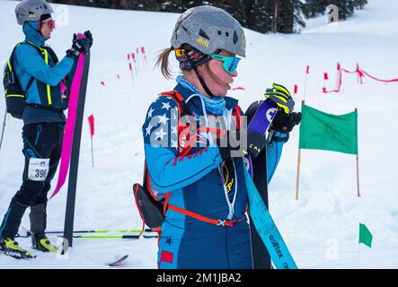 11. Dezember 2022: Ein Mitglied der US-Frauennationalmannschaft trägt Kletterhäute vor einem der vielen bergauf gelegenen Abschnitte des Tour de Basin Individual SKIMO Race, A-Basin Ski Area, Frisco, Colorado Stockfoto