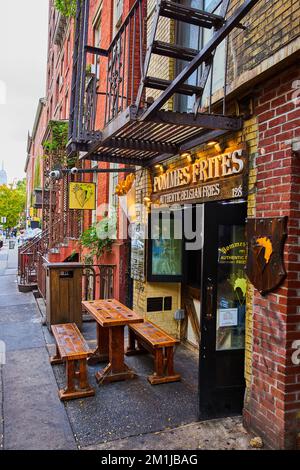 Das Pommes Frites Storefront Restaurant ist winzig in New York City Stockfoto