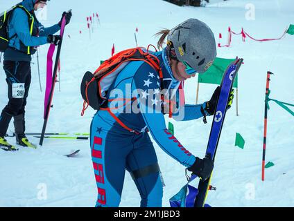 11. Dezember 2022: Ein Mitglied der US-Frauennationalmannschaft trägt Kletterhäute vor einem der vielen bergauf gelegenen Abschnitte des Tour de Basin Individual SKIMO Race, A-Basin Ski Area, Frisco, Colorado Stockfoto
