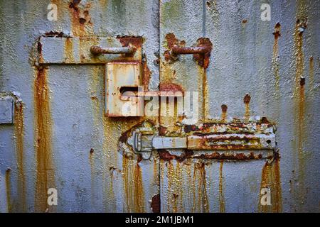 Detail der alten Grubeneingangstür aus Stahl und Rost Stockfoto