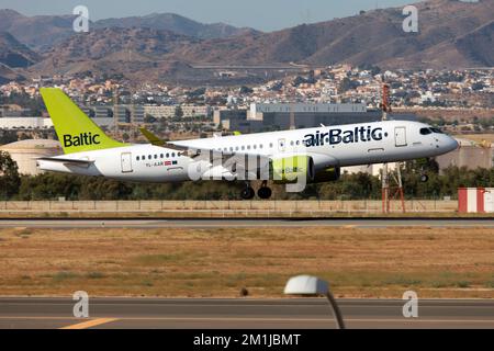 Malaga, Spanien. 21.. Aug. 2022. Ein Air Baltic Airbus 220-300 landet am Flughafen Malaga Costa del Sol.airBaltic ist die Flaggenfluggesellschaft Lettlands und hat ihren Hauptsitz am Internationalen Flughafen Riga. Sein Hauptdrehkreuz ist Riga und betreibt Stützpunkte in Tallinn, Vilnius und Tampere. (Foto: Fabrizio Gandolfo/SOPA Images/Sipa USA) Guthaben: SIPA USA/Alamy Live News Stockfoto