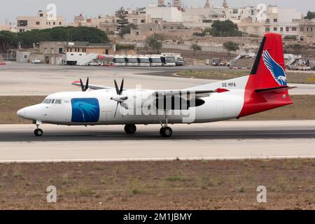 Malta. 25.. September 2014. Ein Amapola Flyg Fokker 50 Frachter auf der Start- und Landebahn des internationalen Flughafens Malta.Amapola Flyg ist eine Passagier- und Frachtfluggesellschaft mit Sitz in Stockholm, Schweden. Das Unternehmen betreibt Frachtdienste für die schwedische Post, Jetpak und MiniLiner vom Flughafen Maastricht Aachen und seinem Hauptstandort am Flughafen Stockholm-Arlanda. (Foto: Fabrizio Gandolfo/SOPA Images/Sipa USA) Guthaben: SIPA USA/Alamy Live News Stockfoto