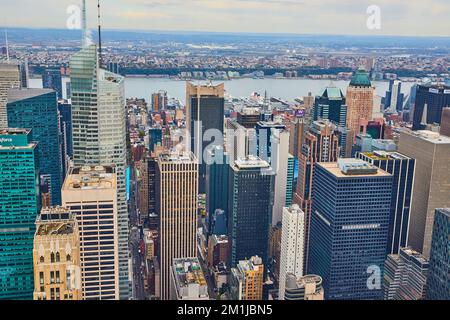 Blick über die Skyline von New York City im Herzen von Manhattan voller Wolkenkratzer Stockfoto