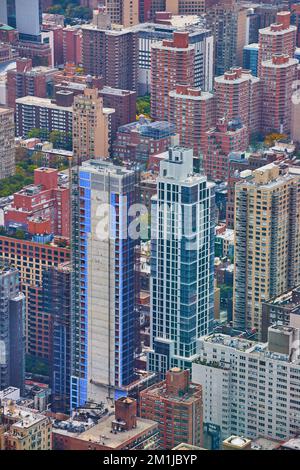 Von oben auf die Wolkenkratzer in New York City blicken Stockfoto