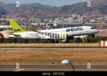 Ein Air Baltic Airbus 220-300 landet am Flughafen Malaga Costa del Sol.airBaltic ist die Flaggenfluggesellschaft Lettlands und hat ihren Hauptsitz am Internationalen Flughafen Riga. Sein Hauptdrehkreuz ist Riga und betreibt Stützpunkte in Tallinn, Vilnius und Tampere. Stockfoto