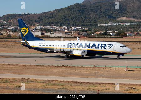 Eine Ryanair Boeing 737-800, die auf dem Flughafen Malaga Costa del Sol fährt.die Ryanair-Gruppe betreibt mehr als 400 Boeing 737-800-Flugzeuge, wobei ein einziger 737-700 als Charterflugzeug, als Backup und für die Pilotenausbildung eingesetzt wird Stockfoto