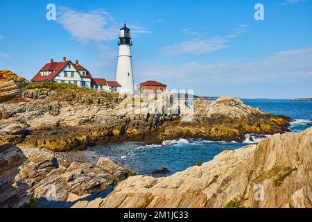 Der wunderschöne Leuchtturm Portland Head an der felsigen Küste von Maine Stockfoto