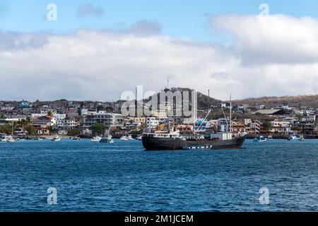 Hafen mit Schiffen und Stadtbild von Puerto Baquerizo Moreno, Galapagos-Nationalpark, Ecuador. Stockfoto