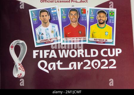 Calgary, Alberta, Kanada. 11. Dezember 2022. Nahaufnahme eines Albums der Panini FIFA Fußball-Weltmeisterschaft Katar 2022 und Aufkleber beliebter Spieler. Stockfoto