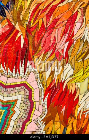 Details der Mosaikkunst farbenfrohe feuerrote und orangefarbene Stücke in der U-Bahn von New York City Stockfoto