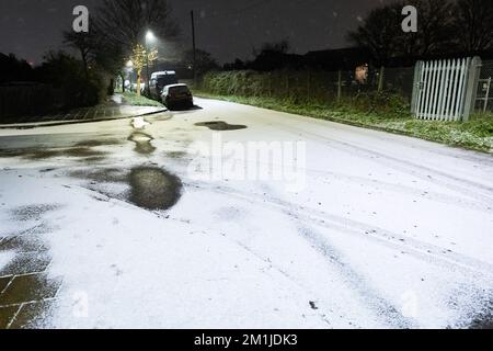 London, Großbritannien. 11.. Dezember 2022. Allgemeine Sicht auf eine schneebedeckte Straße bei schlechtem Wetter in Twickenham. Die Temperaturen in London sind letzte Nacht um minus drei Grad Celsius gefallen, und in Teilen des Vereinigten Königreichs gibt es gelbe Wetterwarnungen für Schnee, Eis und Nebel. (Foto: Tejas Sandhu/SOPA Images/Sipa USA) Guthaben: SIPA USA/Alamy Live News Stockfoto