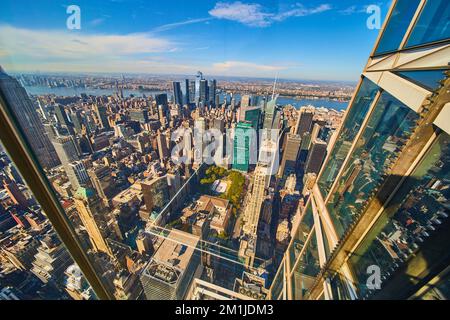Am Rand des Wolkenkratzers, der vor dem Gebäude hängt und die Skyline von New York City überblickt Stockfoto