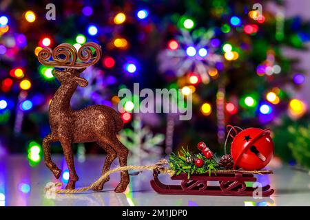 Glitzer-Rainder mit Schlitten im Weihnachtshintergrund. Stockfoto