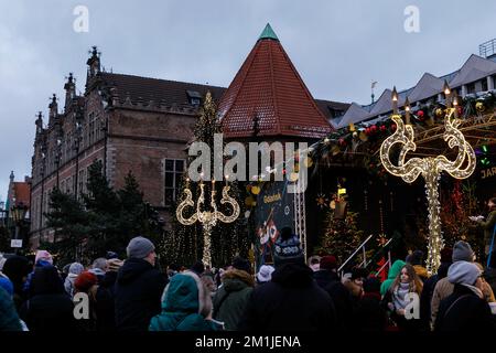 Danzig, Polen. 11.. Dezember 2022. Blick auf einen Weihnachtsbaum und Dekorationen auf der Danzig Weihnachtsmesse. Laut dem Rang der besten Weihnachtsmärkte in Europa auf der offiziellen Website der besten Reiseziele in Europa gilt die Danzig Weihnachtsmesse als einer der schönsten in Polen und wird auf dem zweiten Platz geführt. Es gibt 120 Verkaufsstände mit einzigartigen Geschenken, Dekorationen und regionalen Produkten in der Altstadt. Kredit: SOPA Images Limited/Alamy Live News Stockfoto