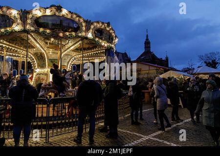 Danzig, Polen. 11.. Dezember 2022. Die Leute sehen das Karussell auf der Danzig Weihnachtsmesse in der Altstadt. Laut dem Rang der besten Weihnachtsmärkte in Europa auf der offiziellen Website der besten Reiseziele in Europa gilt die Danzig Weihnachtsmesse als einer der schönsten in Polen und wird auf dem zweiten Platz geführt. Es gibt 120 Verkaufsstände mit einzigartigen Geschenken, Dekorationen und regionalen Produkten in der Altstadt. Kredit: SOPA Images Limited/Alamy Live News Stockfoto