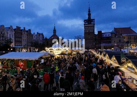 Danzig, Polen. 11.. Dezember 2022. Die Leute genießen die Danzig Weihnachtsmesse. Laut dem Rang der besten Weihnachtsmärkte in Europa auf der offiziellen Website der besten Reiseziele in Europa gilt die Danzig Weihnachtsmesse als einer der schönsten in Polen und wird auf dem zweiten Platz geführt. Es gibt 120 Verkaufsstände mit einzigartigen Geschenken, Dekorationen und regionalen Produkten in der Altstadt. Kredit: SOPA Images Limited/Alamy Live News Stockfoto