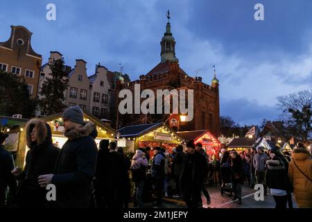 Danzig, Polen. 11.. Dezember 2022. Die Leute genießen die Danzig Weihnachtsmesse. Laut dem Rang der besten Weihnachtsmärkte in Europa auf der offiziellen Website der besten Reiseziele in Europa gilt die Danzig Weihnachtsmesse als einer der schönsten in Polen und wird auf dem zweiten Platz geführt. Es gibt 120 Verkaufsstände mit einzigartigen Geschenken, Dekorationen und regionalen Produkten in der Altstadt. Kredit: SOPA Images Limited/Alamy Live News Stockfoto