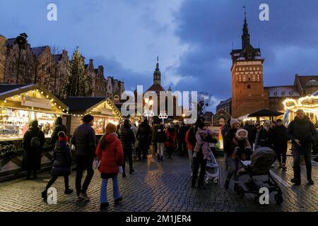 Danzig, Polen. 11.. Dezember 2022. Die Leute laufen auf der Danzig Weihnachtsmesse herum. Laut dem Rang der besten Weihnachtsmärkte in Europa auf der offiziellen Website der besten Reiseziele in Europa gilt die Danzig Weihnachtsmesse als einer der schönsten in Polen und wird auf dem zweiten Platz geführt. Es gibt 120 Verkaufsstände mit einzigartigen Geschenken, Dekorationen und regionalen Produkten in der Altstadt. Kredit: SOPA Images Limited/Alamy Live News Stockfoto